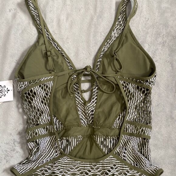 Becca by Rebecca Virtue one piece - Picture 6 of 11